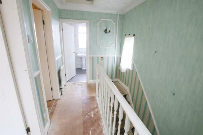 FIRST FLOOR LANDING