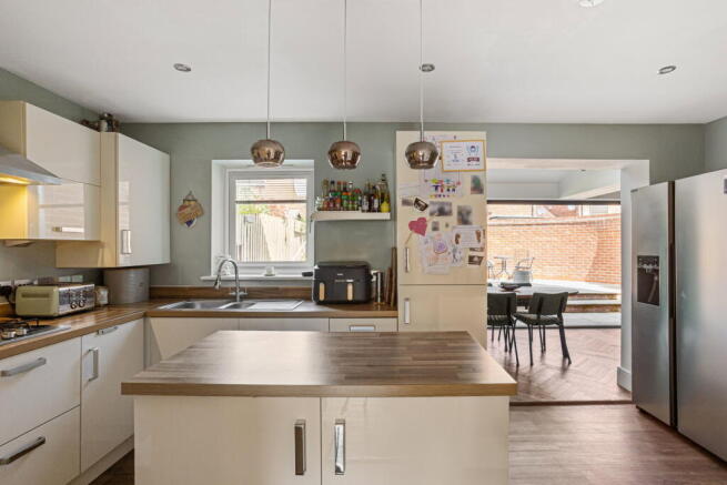 4 bed Semi-Detached for sale Image 6