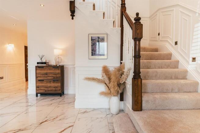 6 bed Detached for sale Image 5
