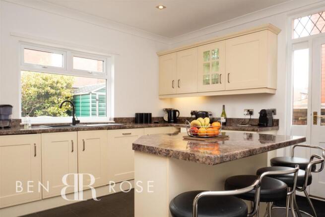 Kitchen/Breakfast Bar