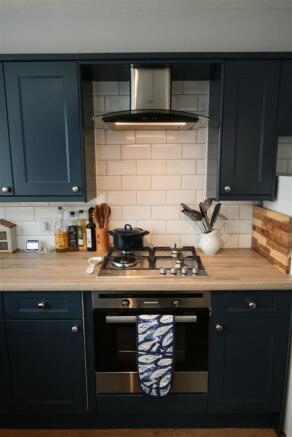 CONTEMPORARY FITTED KITCHEN