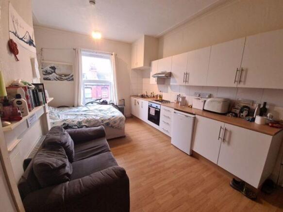 Bright, open-plan double bedroom with a fitted ...