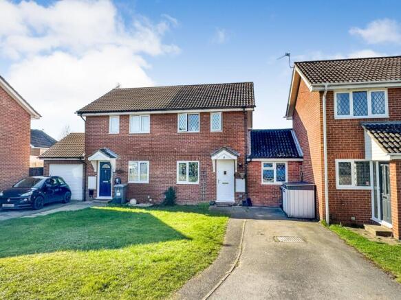 3-bed terraced on Calshot Place, Calcot, RG31, £425,000