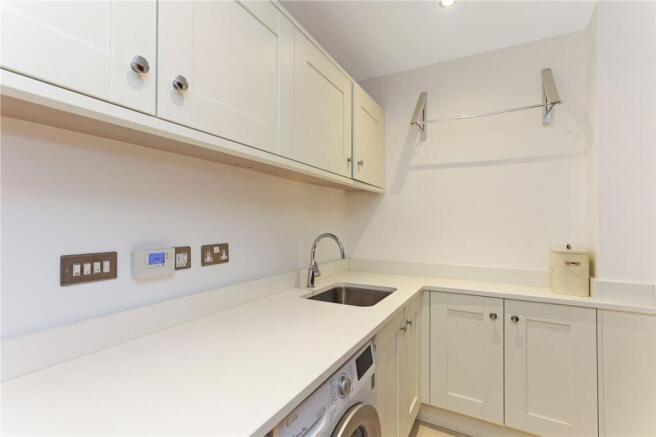 6 bed Detached for sale Image 9