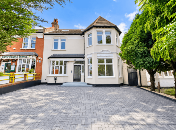 2-bedroom to rent in Palmers Green N13