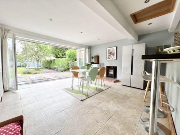 Living dining room with Bifolds open