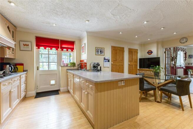 Kitchen/B'fast Room