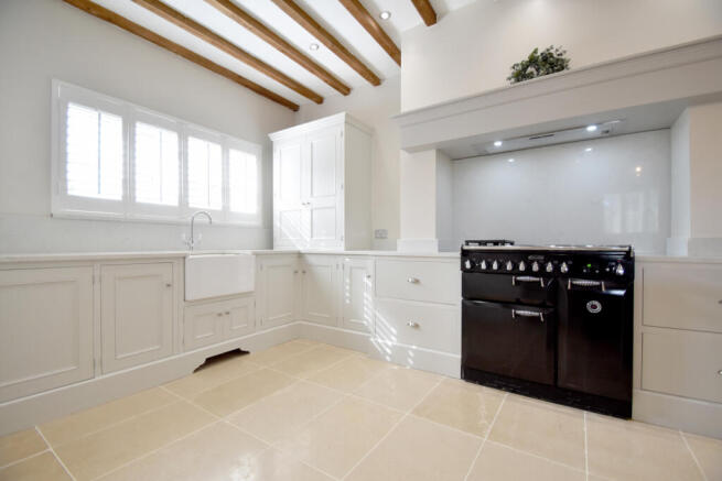 5 bed Detached for sale Image 7