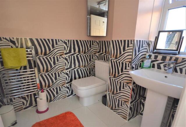 EN-SUITE SHOWER ROOM