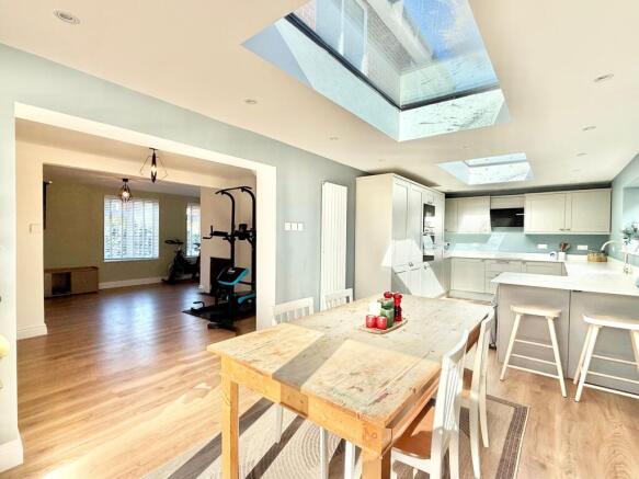 KITCHEN/DINING ROOM