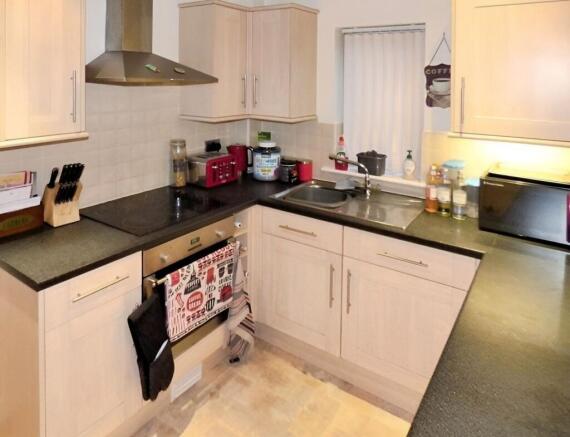 2 bed Apartment to rent Image 4