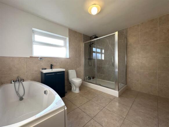 Stunning Four-Piece Bathroom 828