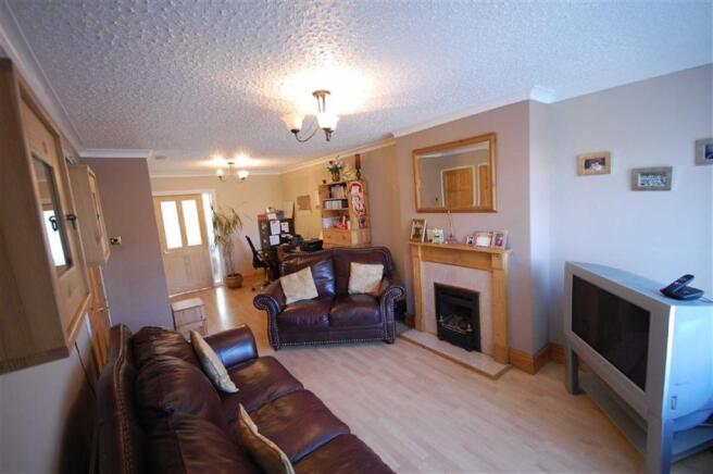 LIVING / DINING ROOM