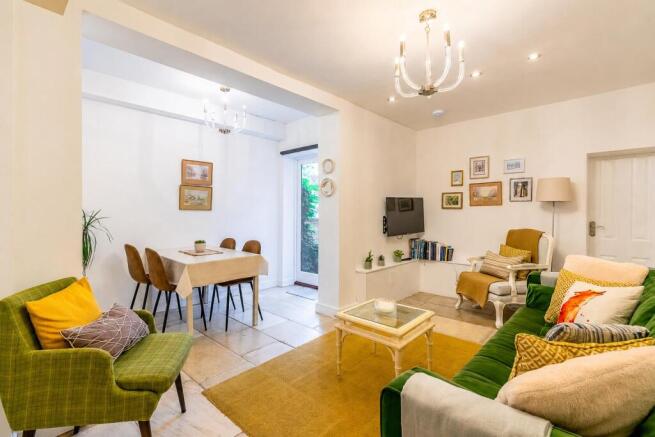 2 bed Apartment to rent Image 2