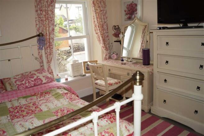 BEDROOM 2 (MIDDLE)
