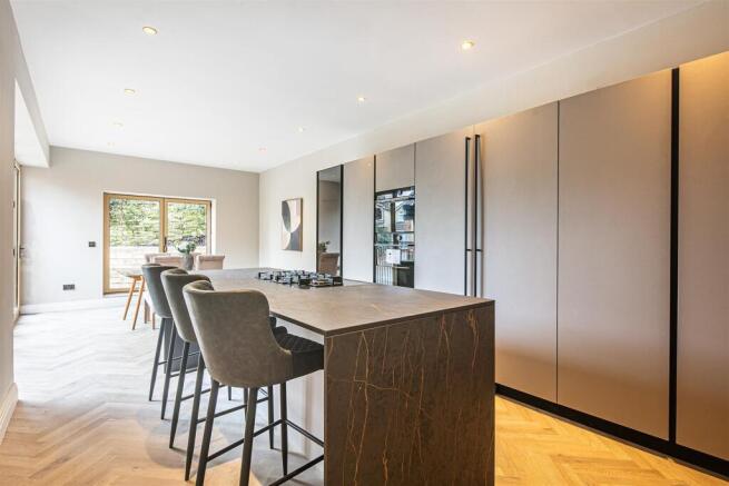 4 bed Detached for sale Image 9