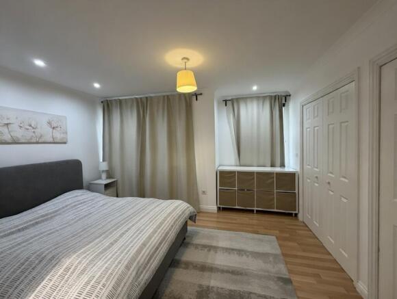Bright, tidy double bedroom with fitted storage...