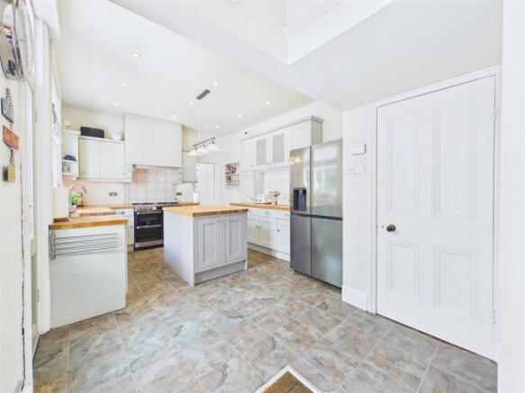 5 bed Semi-Detached for sale Image 12