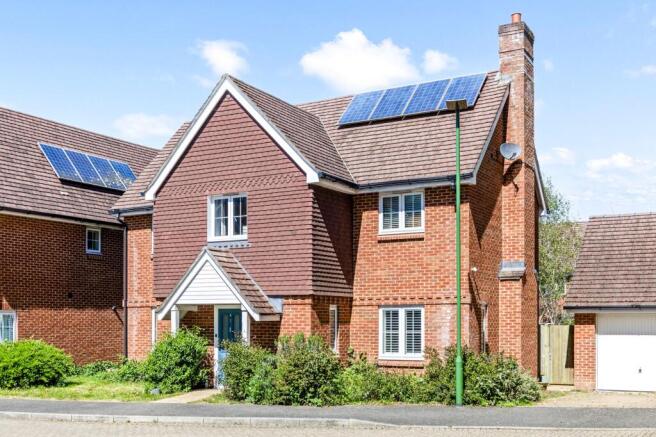 4-bed detached on Field End, Billingshurst, RH14, £600,000