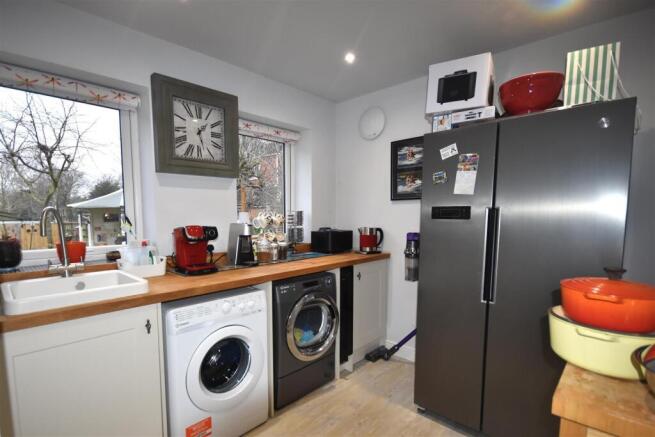 4 bed Detached to rent Image 5