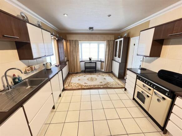 KITCHEN/BREAKFAST ROOM