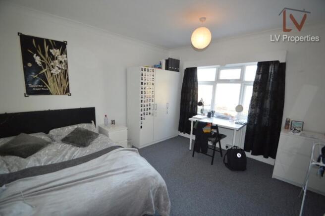 5 bed Semi-Detached to rent Image 10