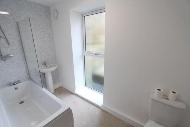 2 bed Ground Flat to rent Image 6