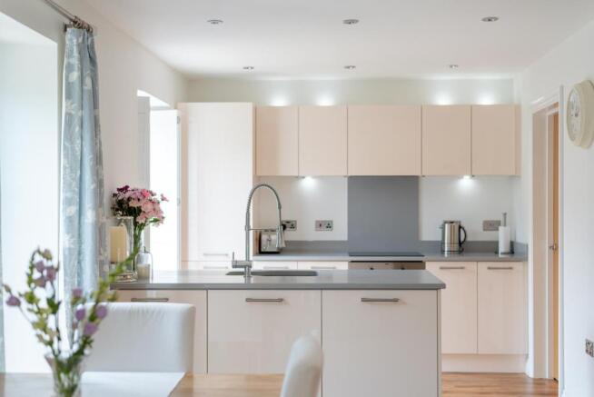KITCHEN/DINING ROOM