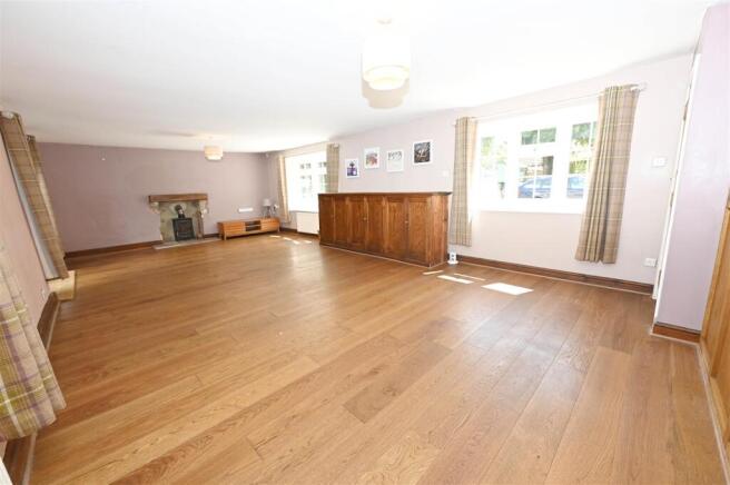 5 bed Detached for sale Image 8