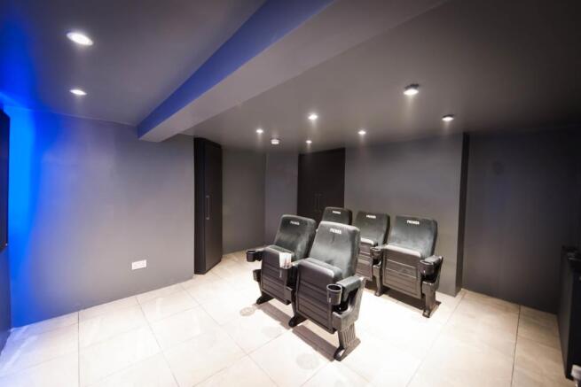 5 bed House to rent Image 6