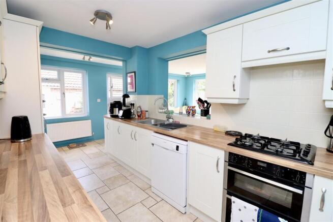 4 bed Semi-Detached for sale Image 4