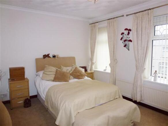 FRONT BEDROOM 1 :