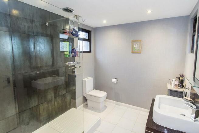 Principal En-suite Bathroom