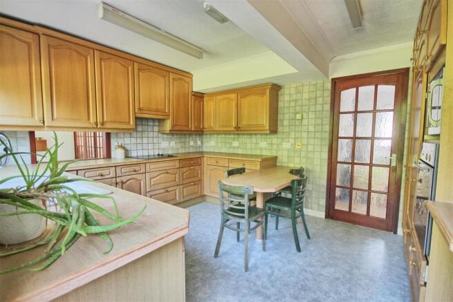 KITCHEN/BREAKFAST ROOM