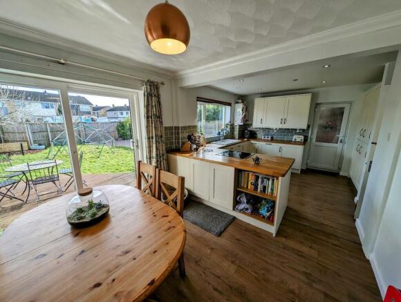 32 quedgeley kitchen 2.jpg
