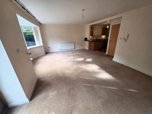 2 bed Apartment to rent Image 3