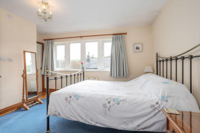 5 bed Detached for sale Image 12