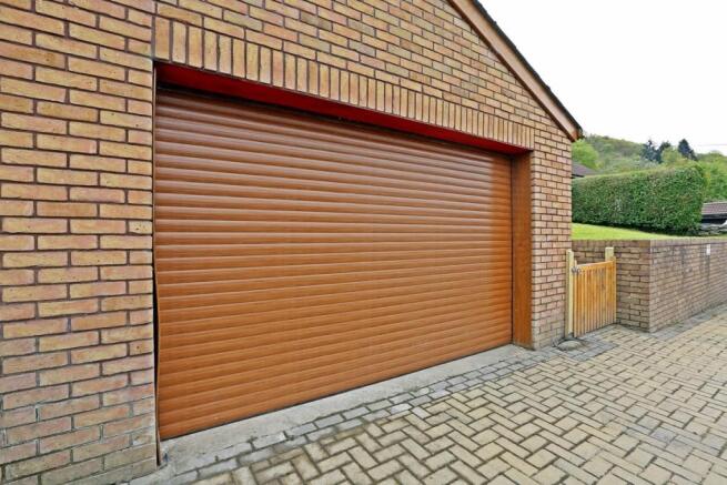 Detached garage & pa