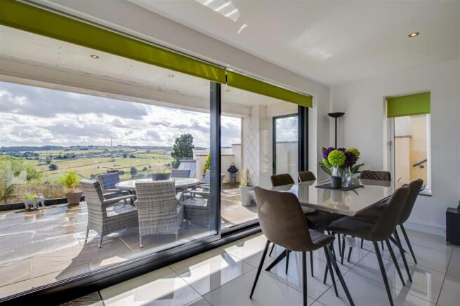 5 bed Detached for sale Image 8