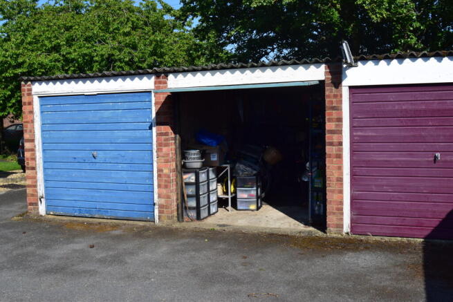 Garage in Block