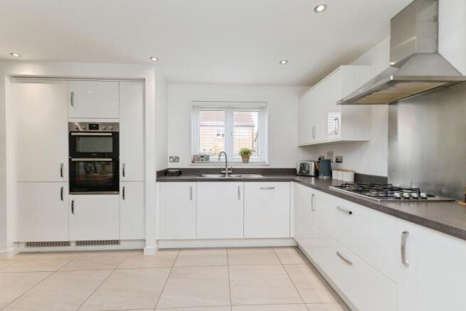 4 bed Detached for sale Image 10