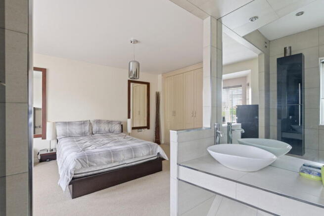 4 bed Detached for sale Image 11