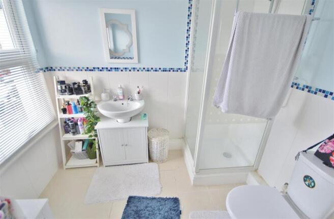 EN-SUITE SHOWER ROOM