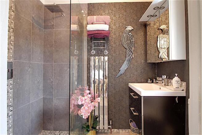 Ensuite to Bed 1