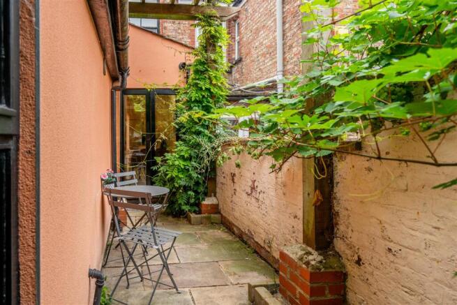 2 bed Apartment to rent Image 11