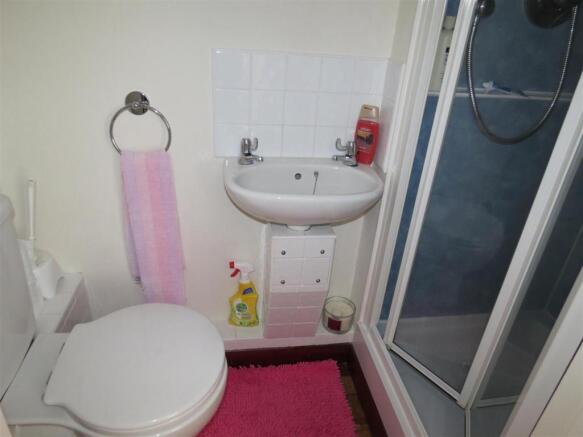 En Suite Shower Room: