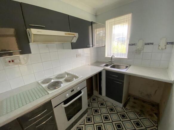 Kitchen with window to front.68kxM.jpg