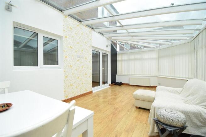 5 bed Detached to rent Image 10