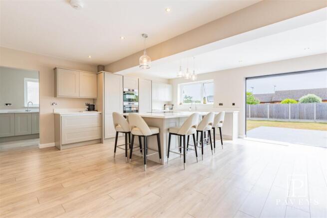 KITCHEN/DINING ROOM/LOUNGE