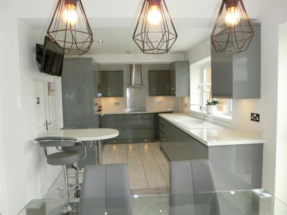 REFITTED KITCHEN DINER